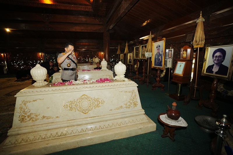 Kapolri Ziarah Makam Soeharto