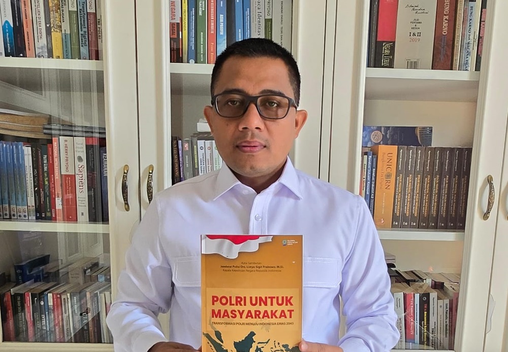 Ngasiman Tulis Buku Polri Untuk Masyarakat