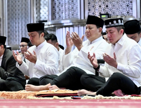Presiden Prabowo Sholat id dok istw