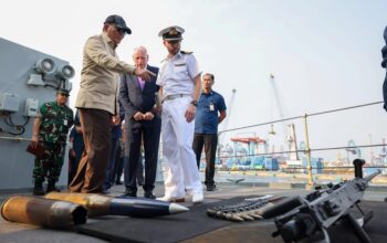 Sjafrie di Kapal Perang Inggris