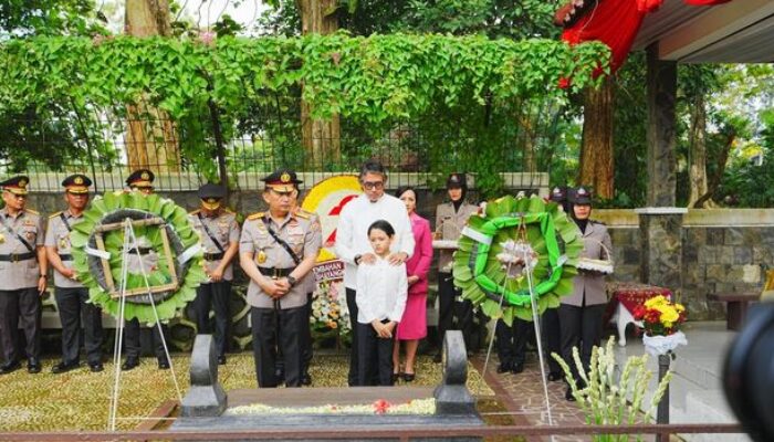 Hari Bhayang kara ke-79: Kapolri Jenderal Listyo Sigit Prabowo Ziarah ke Makam BJ Habibie & Jenderal Hoegeng