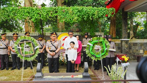 Hari Bhayang kara ke-79: Kapolri Jenderal Listyo Sigit Prabowo Ziarah ke Makam BJ Habibie & Jenderal Hoegeng