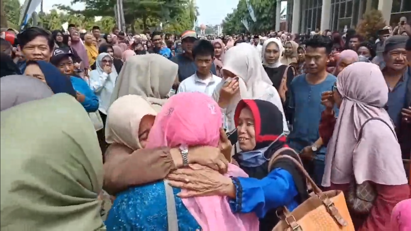 Tangis Haru Sambut 390 Jemaah Haji Kloter 12 di Makassar: Rasa Syukur di Tengah Antrean Panjang