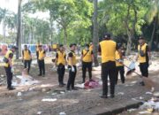 Personel Polri Sigap Bersih-bersih Sampah Usai Perayaan HUT Bhayangkara ke-79 di Monas