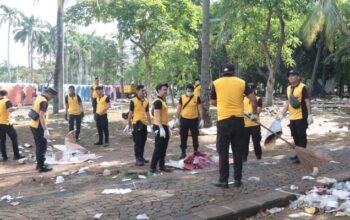 Personel Polri Sigap Bersih-bersih Sampah Usai Perayaan HUT Bhayangkara ke-79 di Monas