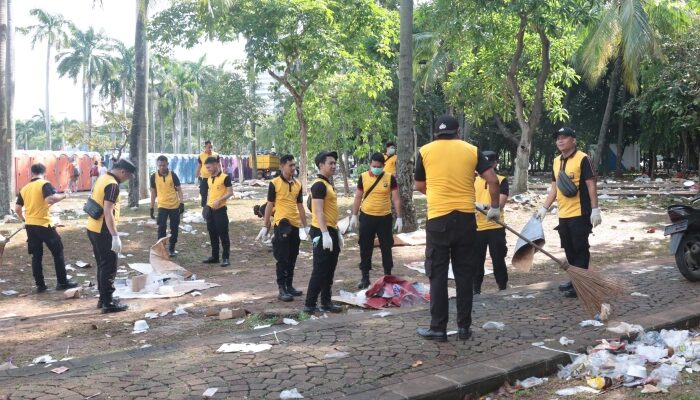 Personel Polri Sigap Bersih-bersih Sampah Usai Perayaan HUT Bhayangkara ke-79 di Monas