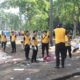 Personel Polri Sigap Bersih-bersih Sampah Usai Perayaan HUT Bhayangkara ke-79 di Monas