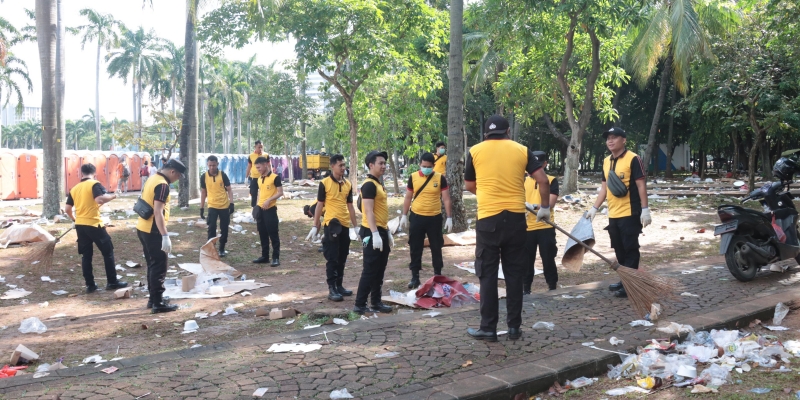 Personel Polri Sigap Bersih-bersih Sampah Usai Perayaan HUT Bhayangkara ke-79 di Monas