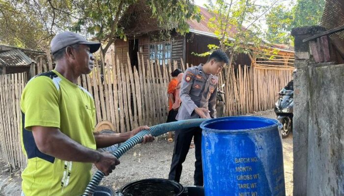 Polres Bima Salurkan Air Bersih ke Warga