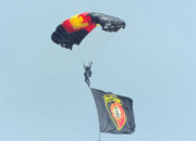 Penerjun Payung Bawa Bendera Setiap Satker, Termasuk Baintelkam Polri
