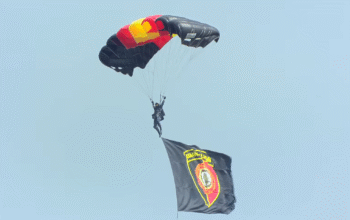 Bendera Baintelkam Polri Saat Dibawa Penerjun Payung di HUT 79 Polri