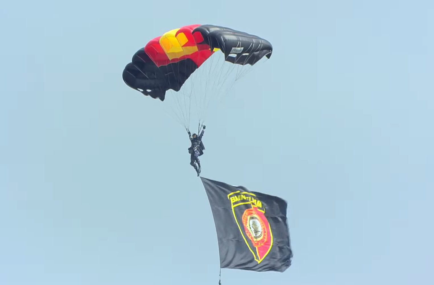 Bendera Baintelkam Polri Saat Dibawa Penerjun Payung di HUT 79 Polri