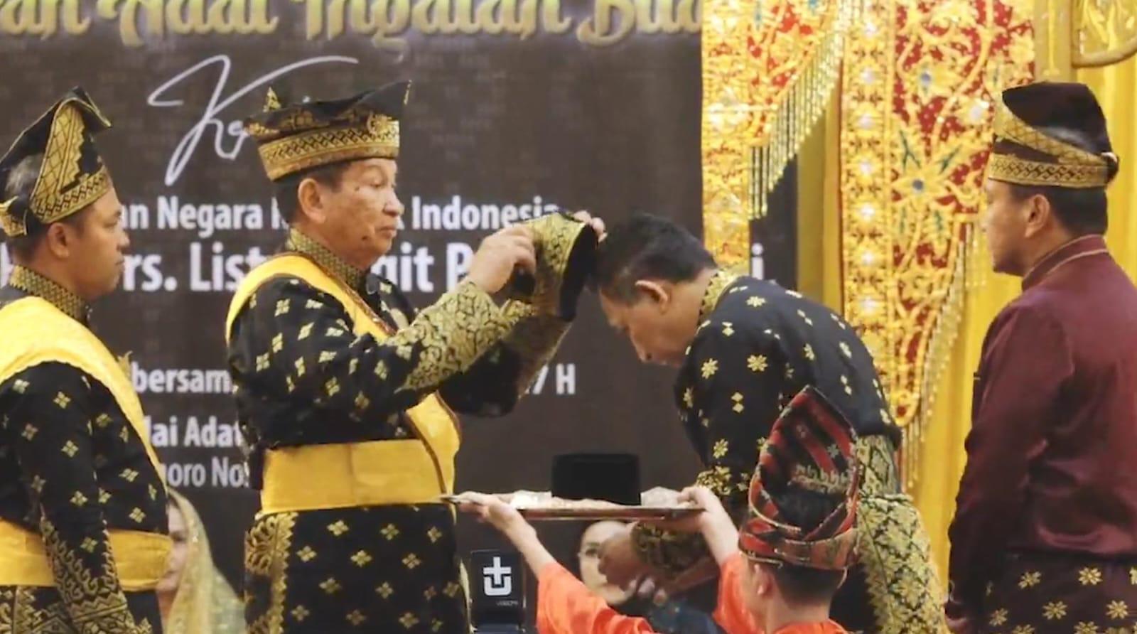 Gelar Adat Ingatan Budi untuk Kapolri Listyo Sigit