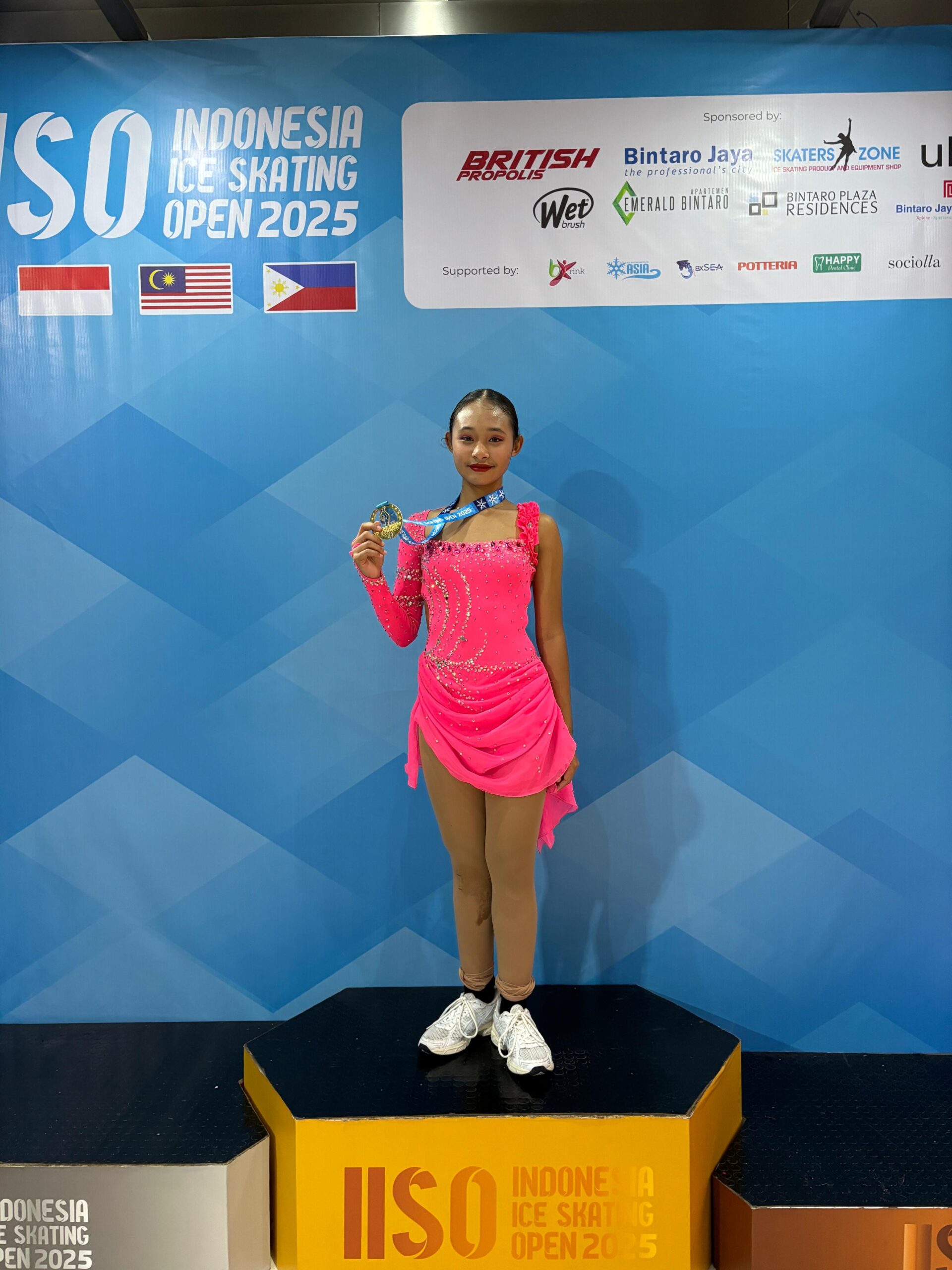 Atlet Remaja Putri Figure Ice Skating Isi Liburan Sekolah dengan Mendaki Gunung Rinjani