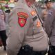 Viral Mahasiswa Beri Uang ke Saku Polisi, Netizen Geram: Kritik Boleh, Tapi Jangan Lecehkan Institusi! Masih Banyak Polisi Baik