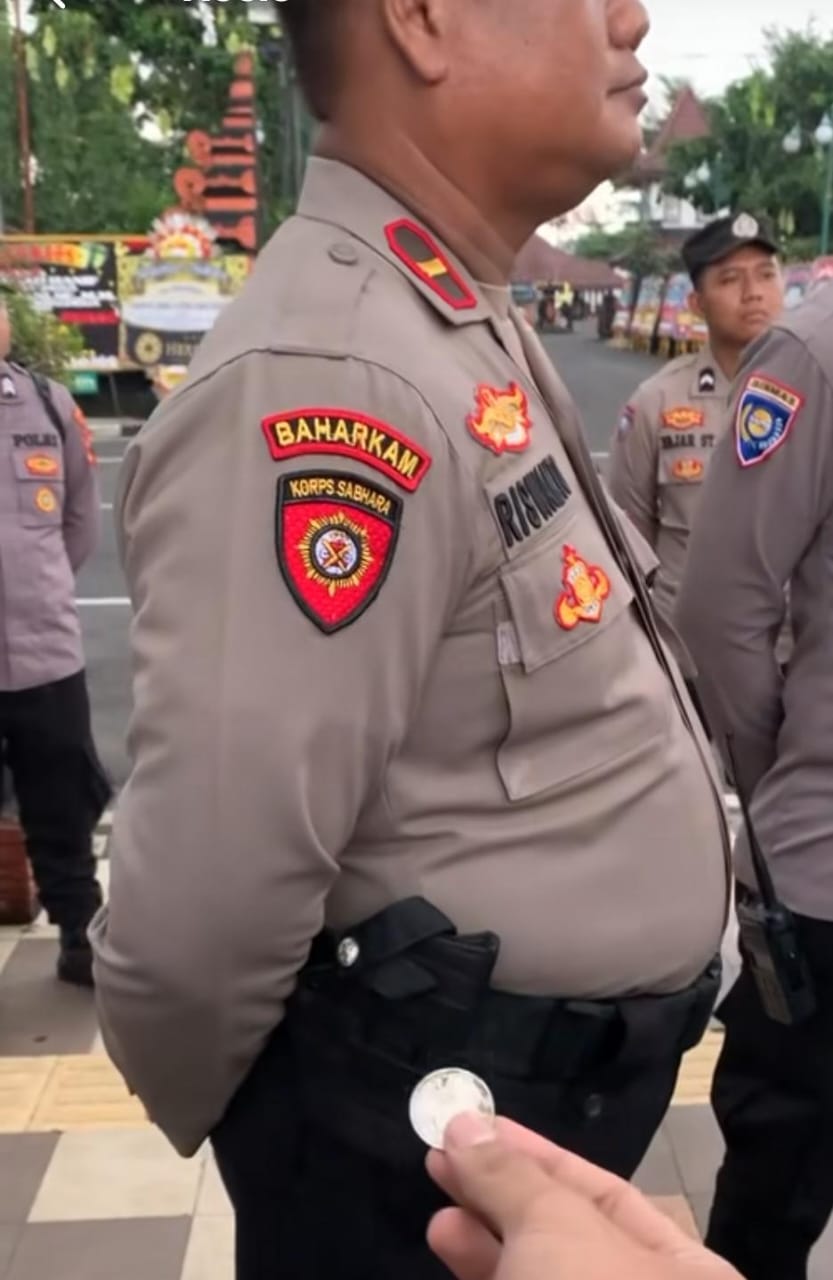 Viral Mahasiswa Beri Uang ke Saku Polisi, Netizen Geram: Kritik Boleh, Tapi Jangan Lecehkan Institusi! Masih Banyak Polisi Baik