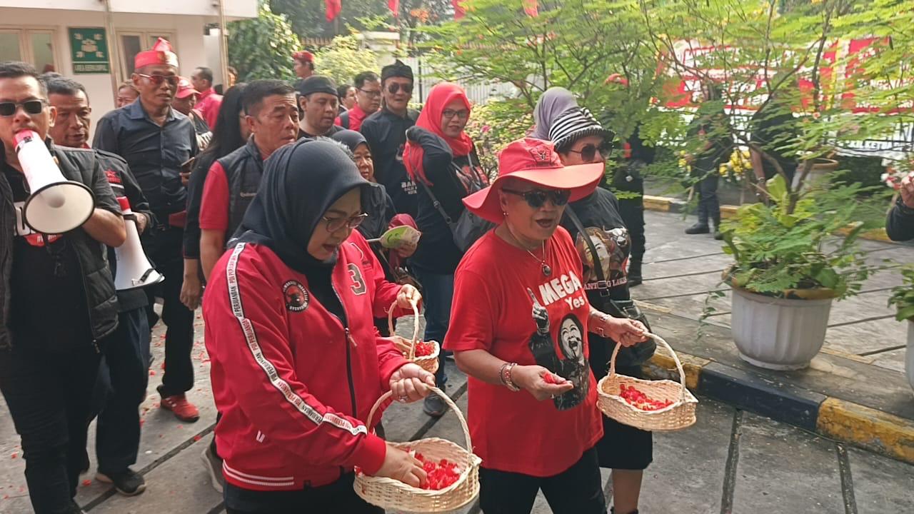 Peringatan Kudatuli dan Konsolidasi Kader PDIP Digelar di Depan Kantor DPP, Ribka Tjiptaning Singgung Ketidakadilan Hukum