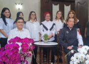 Plt Ketum PSI Beri Jaket Gajah Kepala Merah ke Jokowi, Pertanda Apa?