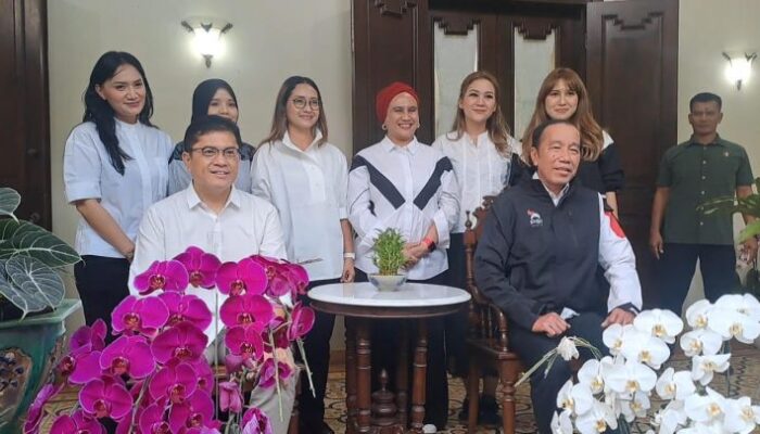 Plt Ketum PSI Beri Jaket Gajah Kepala Merah ke Jokowi, Pertanda Apa?