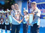 Kakorlantas Wakili Kapolri Beri Penghargaan ke Polisi Cilik Usai Pentas di Puncak HUT 79 Polri di Monas
