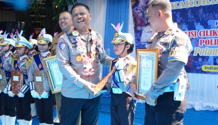 Kakorlantas Wakili Kapolri Beri Penghargaan ke Polisi Cilik Usai Pentas di Puncak HUT 79 Polri di Monas