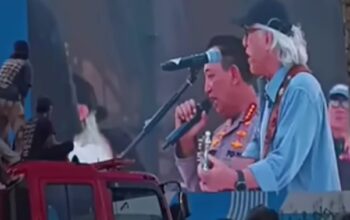Kapolri Duet Bareng Iwan Fals Nyanyi Lagu Bongkar dan Bento di HUT Bhayangkara ke-79