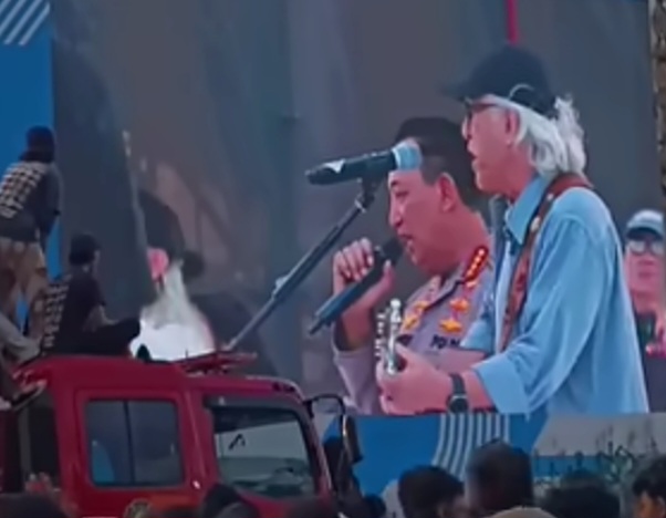 Kapolri Duet Bareng Iwan Fals Nyanyi Lagu Bongkar dan Bento di HUT Bhayangkara ke-79