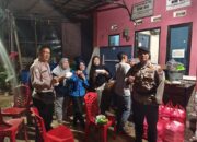 Polda Metro Bagikan Makanan Siap Saji ke Korban Banjir di Cipinang Melayu