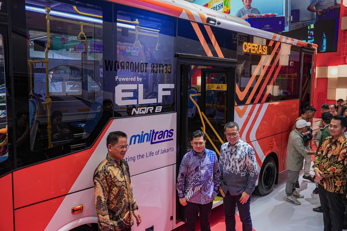 Serah Terima 53 Unit Bus Mikrotrans Baru antara Pemprov Jakarta dan Isuzu