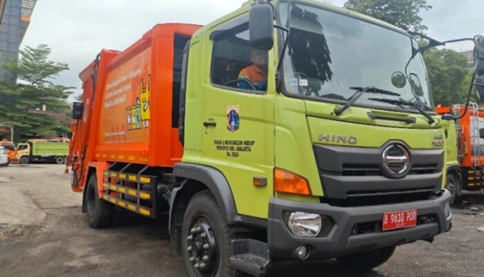 Pemprov Terjunkan 8 Truk Compactor Atasi Bau Busuk Sampah di Jakpus