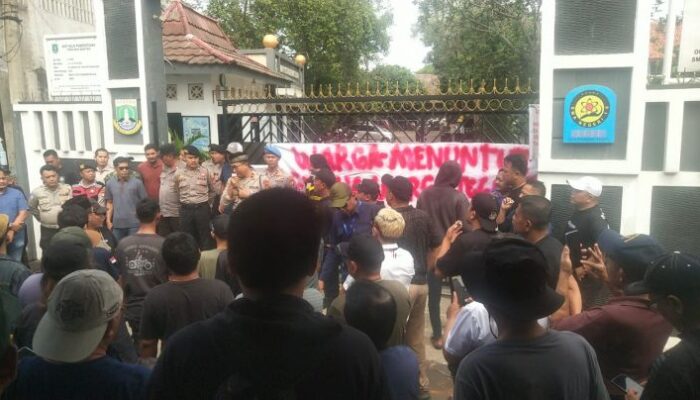 Tak Dapat Prioritas Zonasi, Warga Pamulang Barat Demo SMAN 6 dan 10