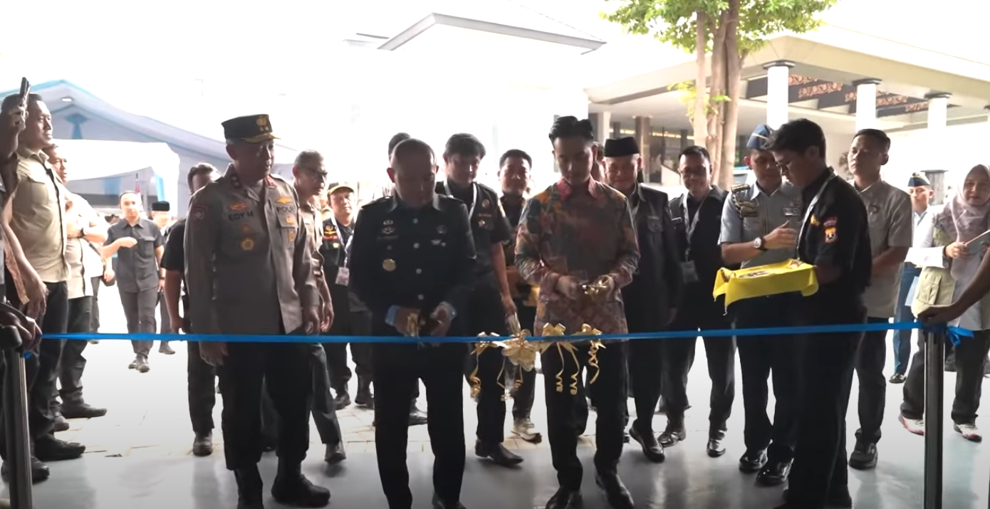 Wapres Gibran Resmikan Kantor Pusat Senkom Mitra Polri, Dorong Peran Masyarakat dalam Keamanan Nasional Wapres Gibran Resmikan Kantor Pusat Senkom Mitra Polri