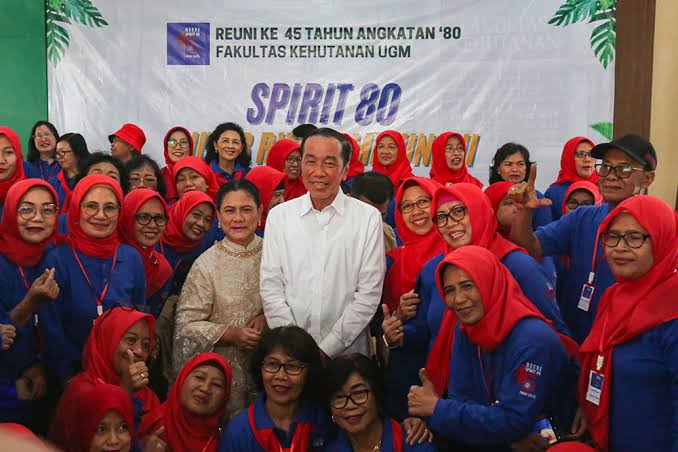 Jokowi Hadiri Reuni Angkatan 80 Fakultas Kehutanan, Roy Suryo cs Panas Dingin ?