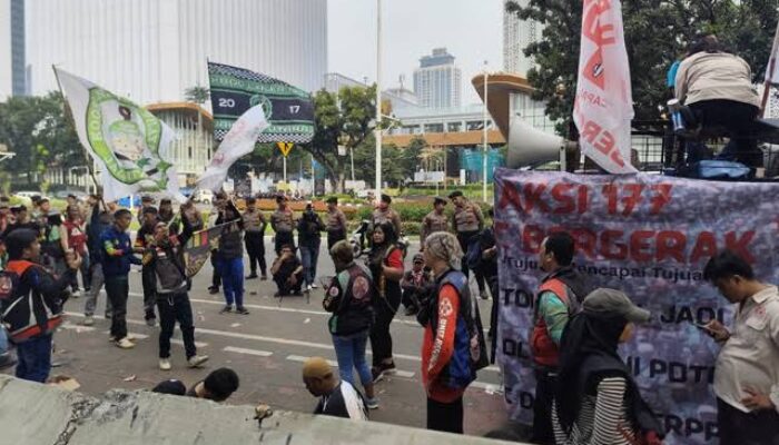 Driver Ojol Teriak di Monas! Tuntut Presiden Terbitkan Perppu, Tolak Jadi Buruh & Potongan 10%!