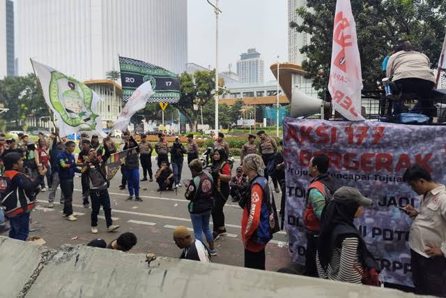 Driver Ojol Teriak di Monas! Tuntut Presiden Terbitkan Perppu, Tolak Jadi Buruh & Potongan 10%!