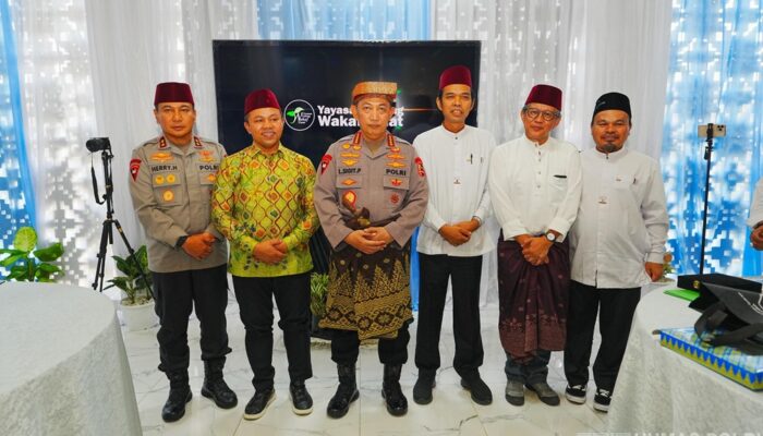 Kapolri Santuni Anak Yatim di Riau Bareng UAS hingga Rocky Gerung