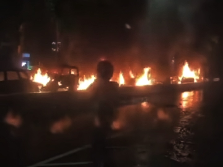 Situasi Memanas di Depan Mako Brimob Kwitang: Massa Bakar 8 Mobil Sipil