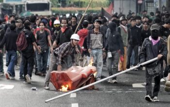 FOTO: Polisi Pukul Mundur Massa yang Pakai Bom Molotov di Demo 28 Agustus 2025