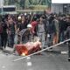 FOTO: Polisi Pukul Mundur Massa yang Pakai Bom Molotov di Demo 28 Agustus 2025