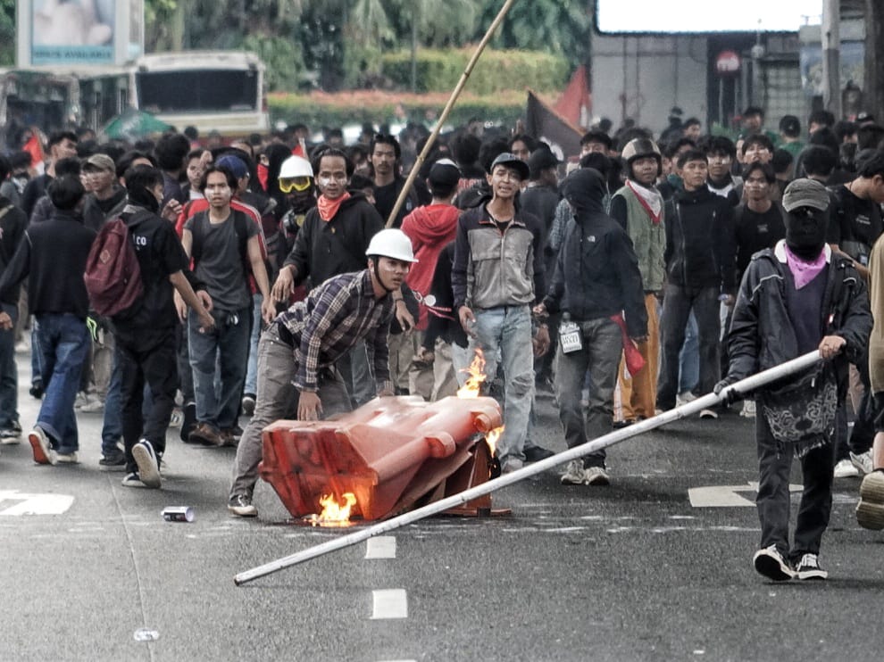 FOTO: Polisi Pukul Mundur Massa yang Pakai Bom Molotov di Demo 28 Agustus 2025