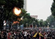 FOTO: Polisi Pukul Mundur Massa yang Pakai Bom Molotov di Demo 28 Agustus 2025