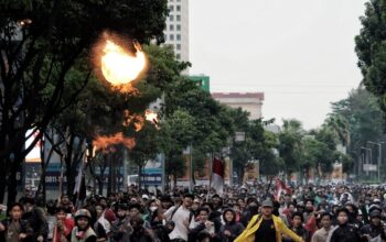 FOTO: Polisi Pukul Mundur Massa yang Pakai Bom Molotov di Demo 28 Agustus 2025