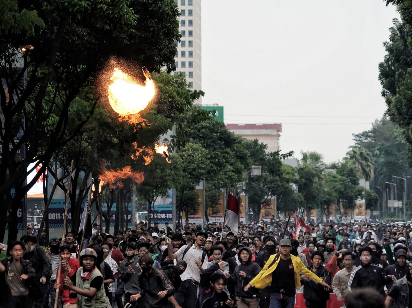FOTO: Polisi Pukul Mundur Massa yang Pakai Bom Molotov di Demo 28 Agustus 2025