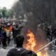 FOTO: Polisi Pukul Mundur Massa yang Pakai Bom Molotov di Demo 28 Agustus 2025