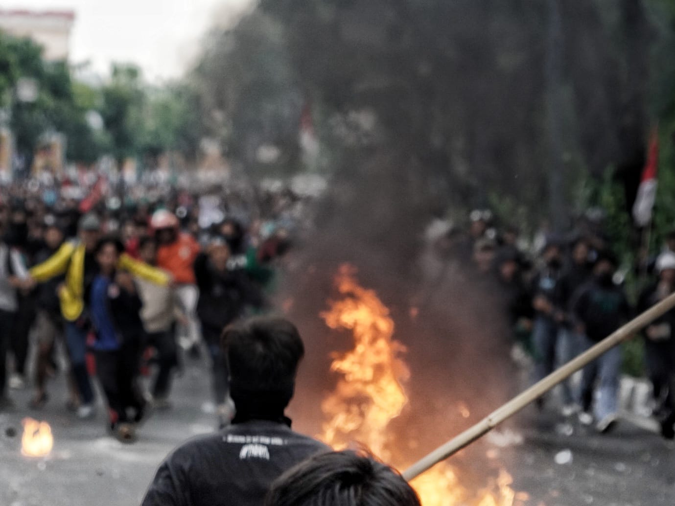 FOTO: Polisi Pukul Mundur Massa yang Pakai Bom Molotov di Demo 28 Agustus 2025