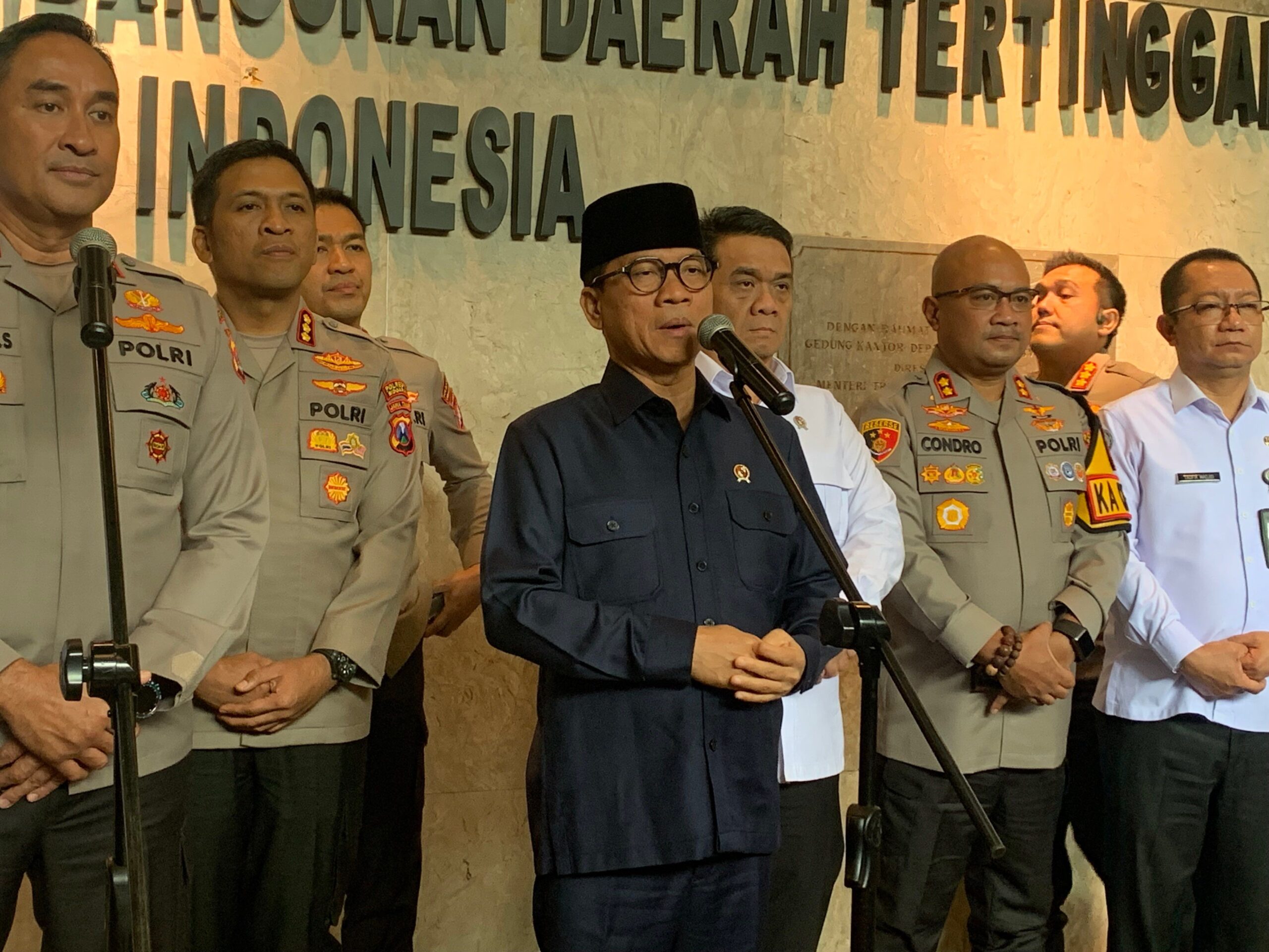 Peran Aktif Tangani Pengangguran di Desa, Mendes Beri Penghargaan Kapolda Banten & Jajaran
