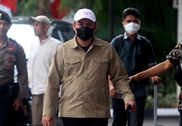 Terjerat OTT, Bupati Kolaka Timur Abdul Azis Tiba di KPK
