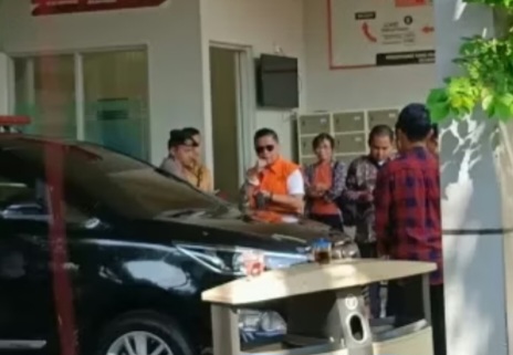 Hasto Kristiyanto Keluar Rutan KPK Pakai Baju Tahanan Usai Mendapatkan Amnesti Presiden RI