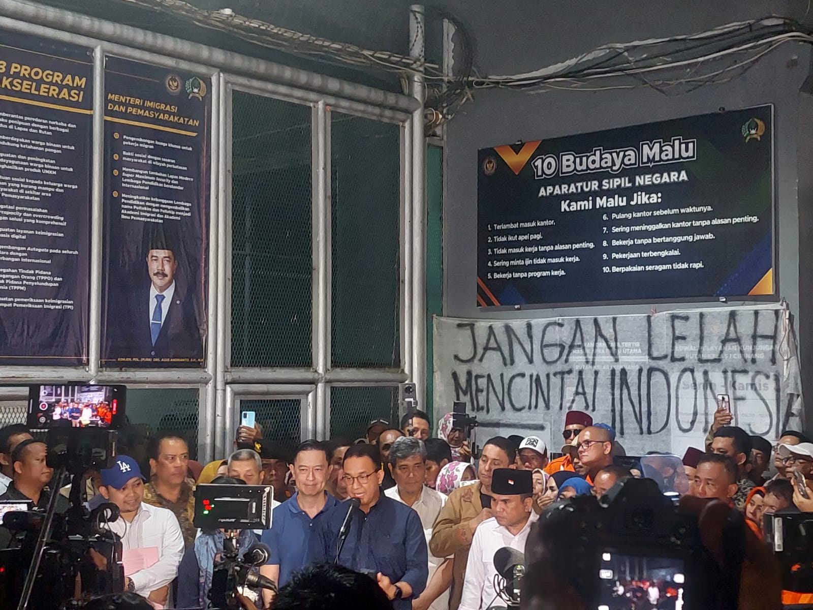 Tom Lembong Bebas Lewat Abolisi Pemerintah, Anies Baswedan Dampingi, Pendukung Padati Rutan Cipinang