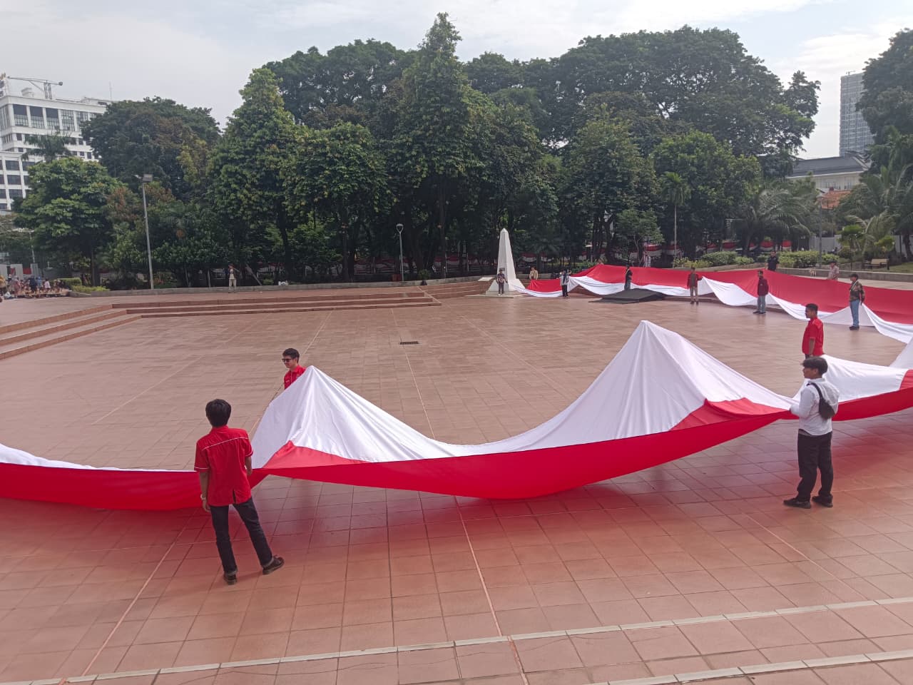 Cipayung Plus Gelar Refleksi Kemerdekaan RI ke-80 dengan Pembentangan Bendera 80 Meter di Tugu Proklamasi
